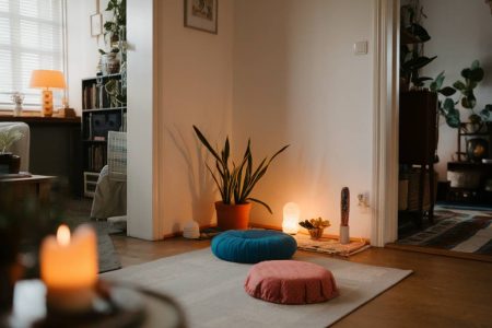 « Créer un coin méditation chez soi : astuces pour un espace zen et apaisant »