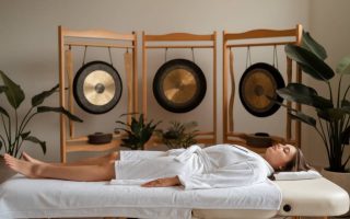 "Les bienfaits du bain sonore : comment les vibrations apaisent le corps et l'esprit"